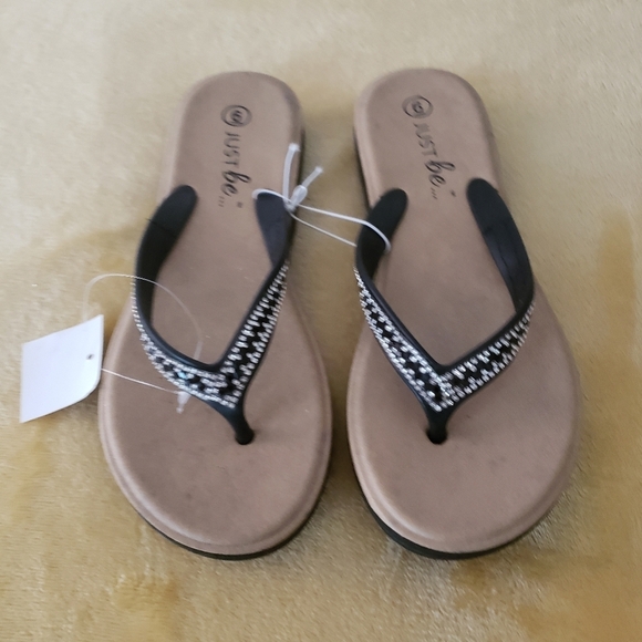 NWT! WOMEN'S BLACK TAN FLIP FLOPS SANDALS LOUNGE STUDDED SIZE 6 - Picture 1 of 3